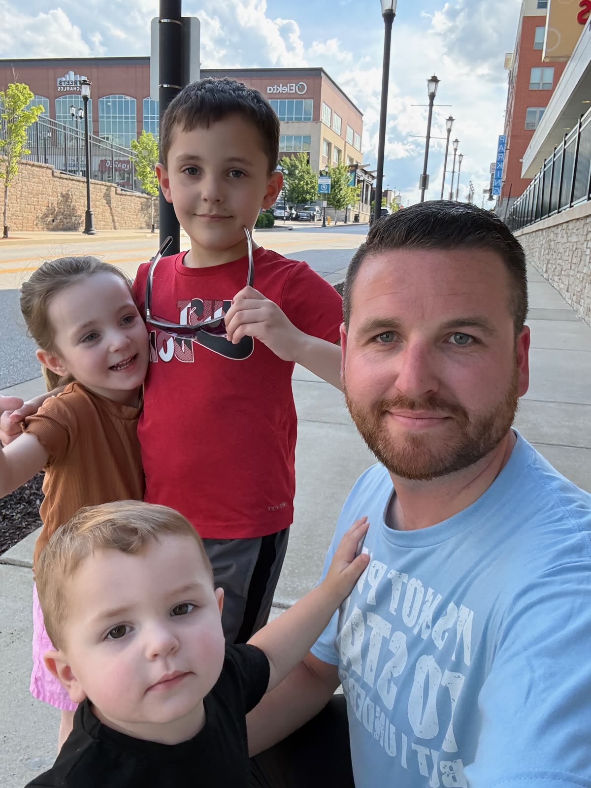 Brandon Anderson with his three kids in St. Charles